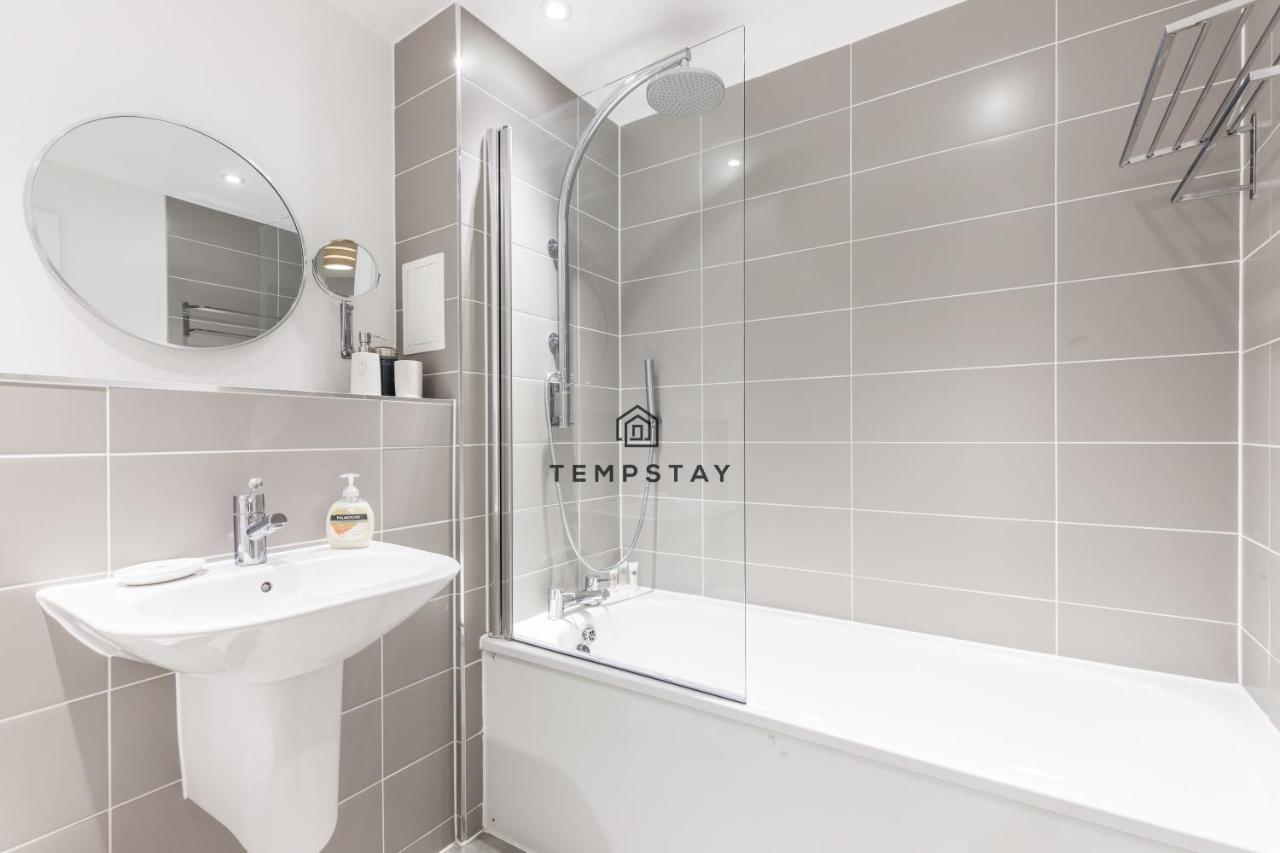 Modern Private Apartment -Balcony-Tube Station Londres Exterior foto
